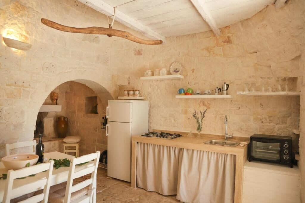 Cucina in pietra di una casetta a Casette Pricci